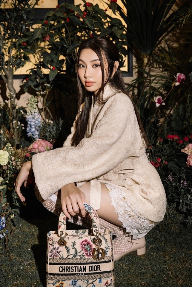 Thùy Tiên kết hợp trang phục xa xỉ với túi Lady Dior họa tiết hoa lá.