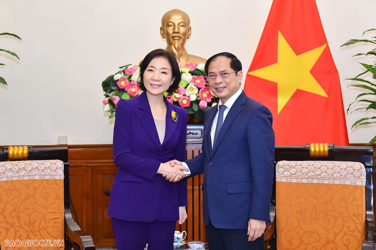 Chiều ngày 6/3, tại trụ sở Bộ, Bộ trưởng Ngoại giao Bùi Thanh Sơn đã tiếp và làm việc với Đại sứ Hàn Quốc tại Việt Nam Oh Young Ju. (Ảnh: Tuấn Anh)