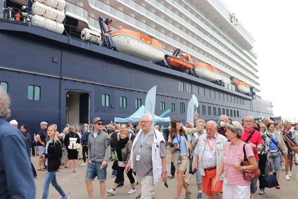 Cruise ship brings nearly 2,000 visitors to Quang Ninh