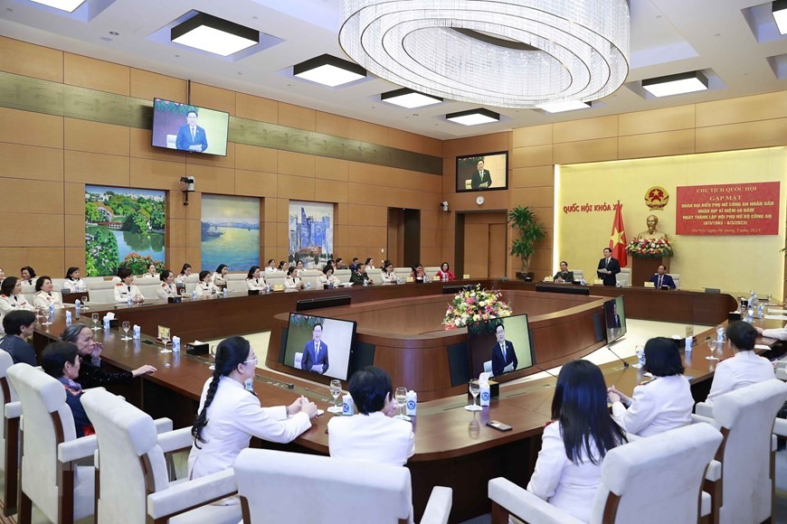 NA Chairman Vuong Dinh Hue welcomes female public security officers