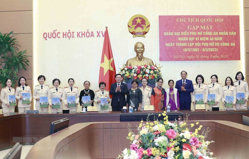 NA Chairman Vuong Dinh Hue welcomes female public security officers