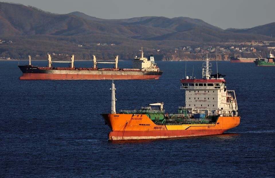 Tàu chở dầu thô RN Polaris và một tàu sân bay rời vịnh Nakhodka gần thành phố cảng Nakhodka, Nga, ngày 4/12/2022. (Nguồn: Reuters)