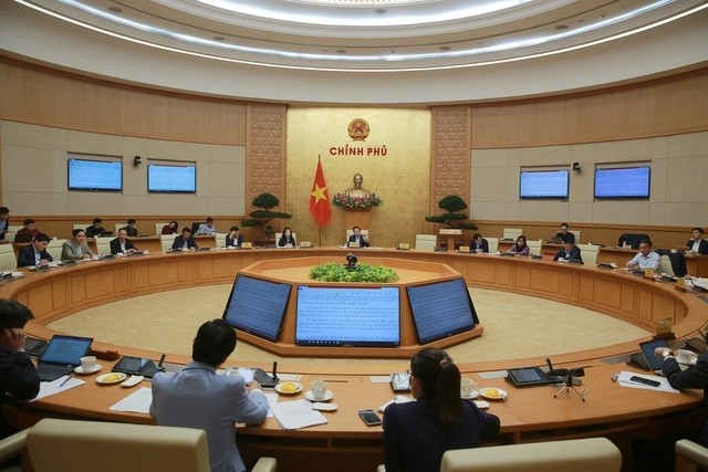 New resolution introduced to address medical equipment, drug shortage. Photo is The Deputy Prime Minister asked leaders and representatives of the Ministries of Finance, Planning and Investment to exchange and propose solutions to eliminate and allow bidding for chemicals, consumables and medical equipment. there is only 1 supplier (Source: VGP)