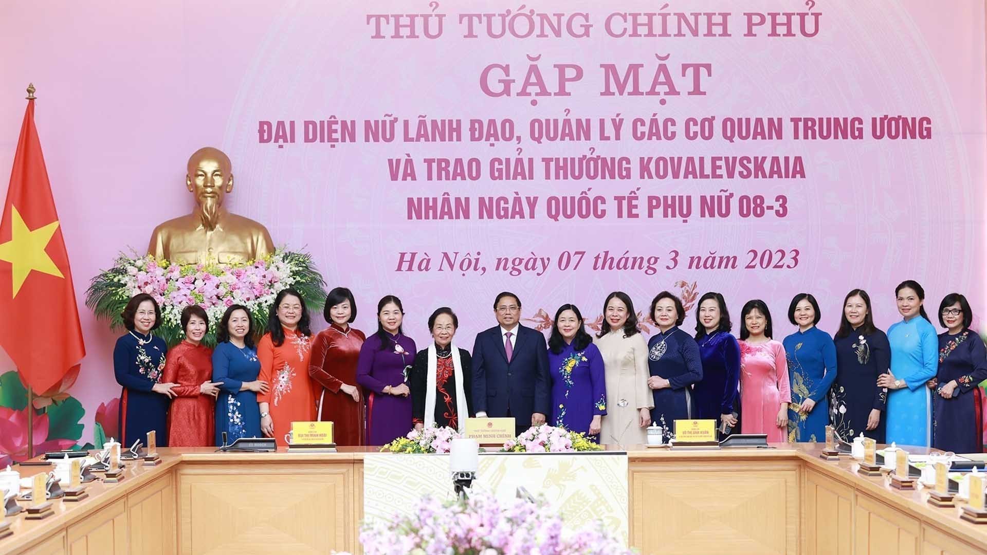 Thủ tướng Phạm Minh Chính gặp mặt đại diện nữ lãnh đạo và trao Giải thưởng Kovalevskaia cho các nhà khoa học nữ