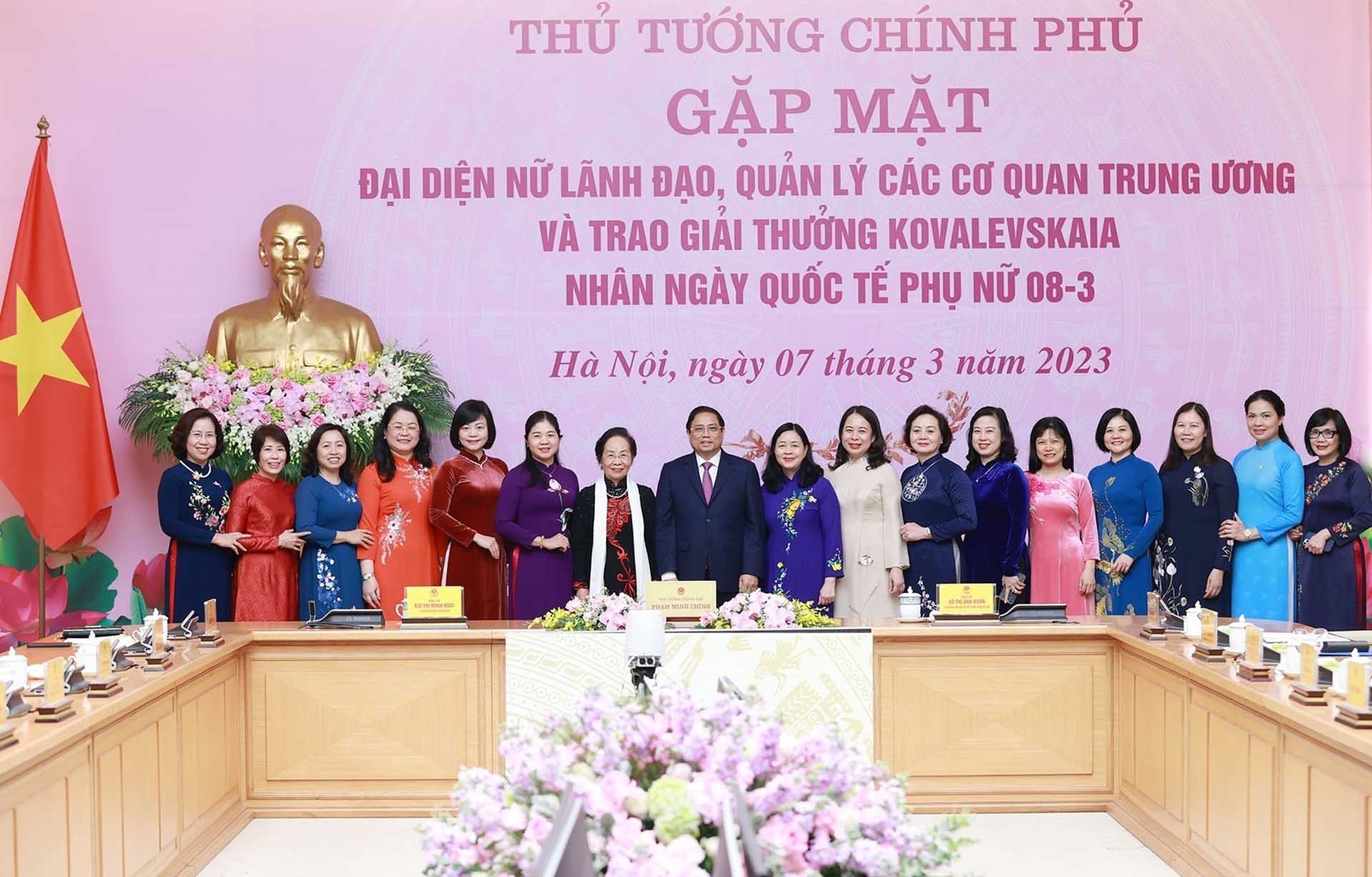 Thủ tướng Phạm Minh Chính với đại diện nữ lãnh đạo, quản lý và các nhà khoa học nữ. (Nguồn: TTXVN)