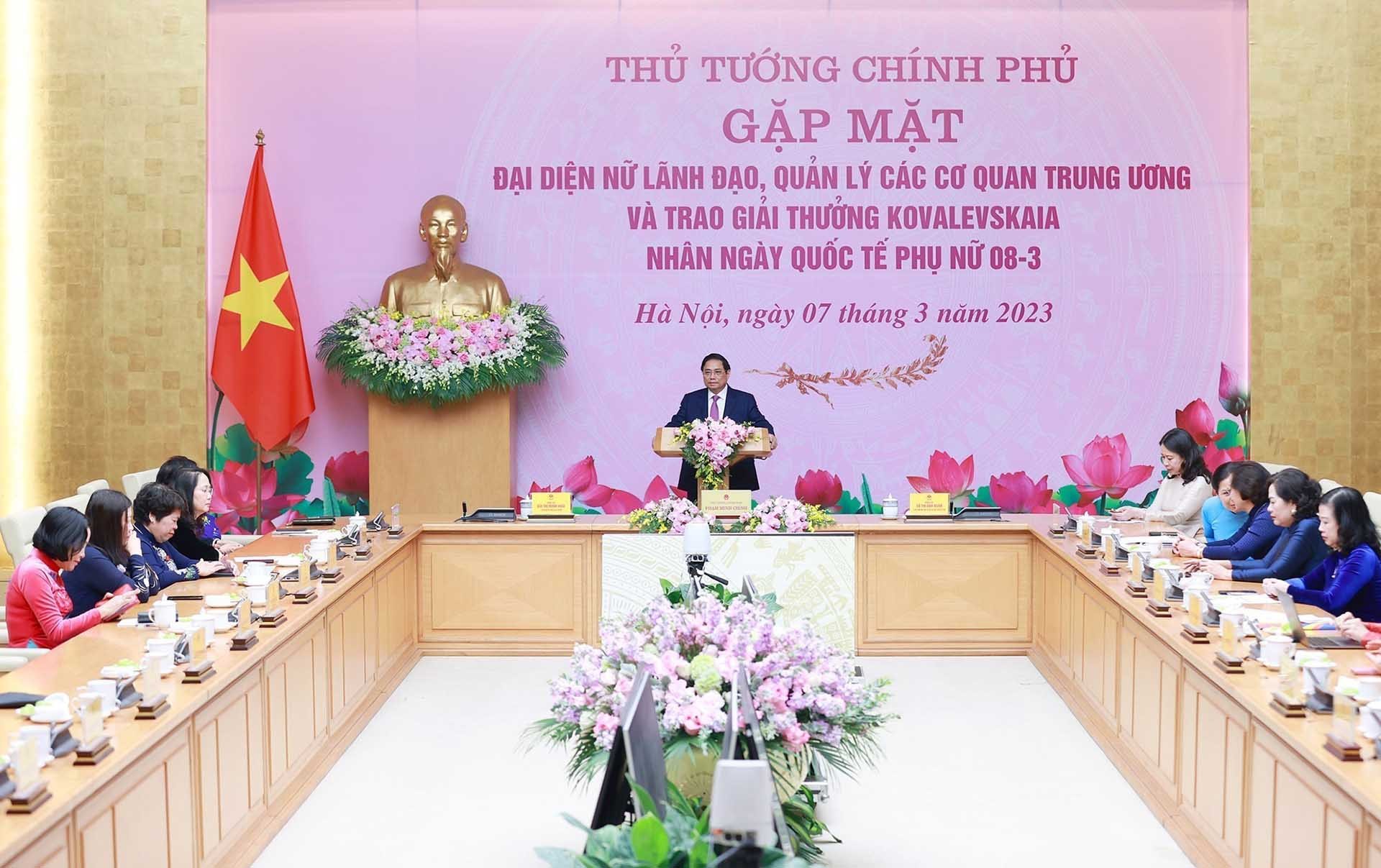 Thủ tướng Phạm Minh Chính chúc mừng đại diện nữ lãnh đạo và các nhà khoa học nữ. (Nguồn: TTXVN)