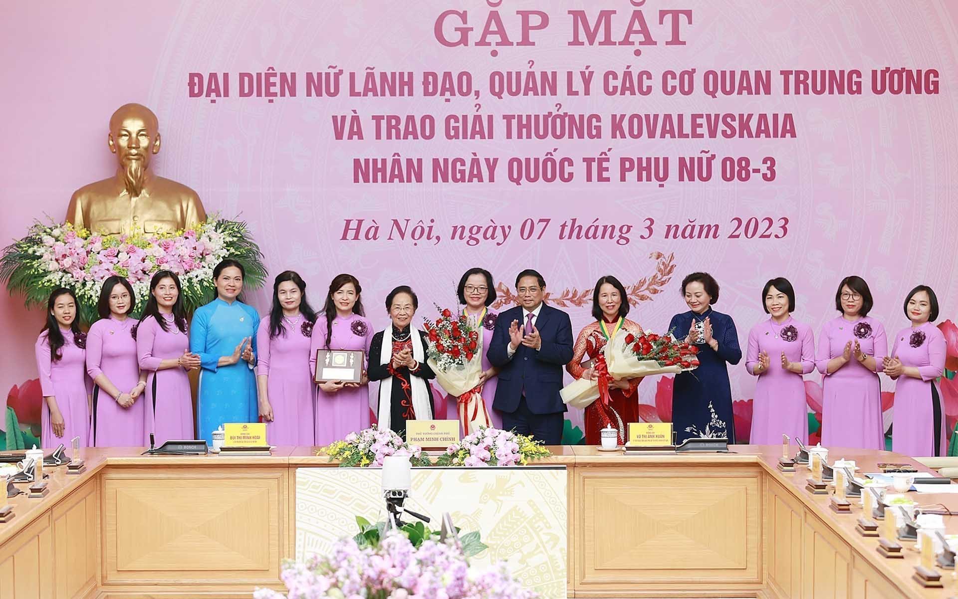 Thủ tướng Phạm Minh Chính và nguyên Phó Chủ tịch nước Nguyễn Thị Doan, Chủ tịch Hội đồng Giải thưởng Kovalevskaia trao Giải thưởng Kovalevskaia cho tập thể và cá nhân đoạt giải. (Nguồn: TTXVN)