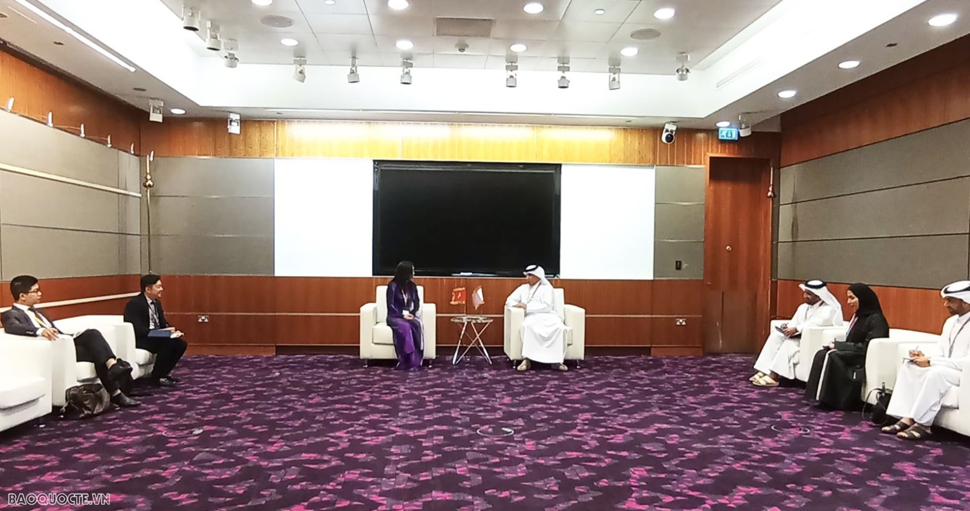 Thứ trưởng Bộ Ngoại giao Lê Thị Thu Hằng hội đàm với Quốc vụ khanh Bộ Ngoại giao Qatar Soltan bin Saad al-Muraikhi.