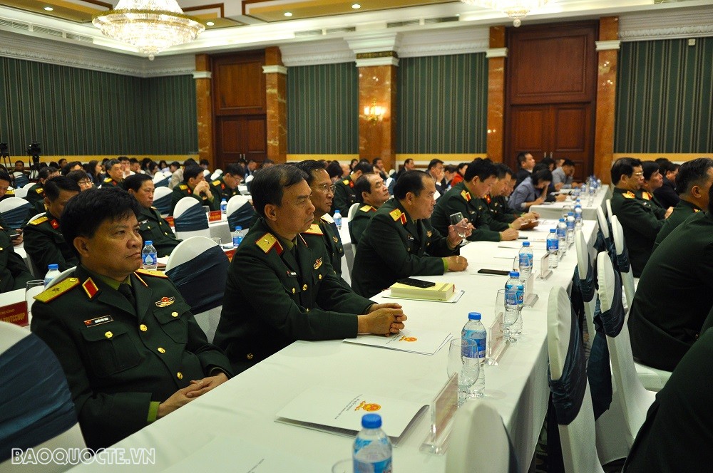 (03.07) Các đại biểu, khách mời lắng nghe phần trình bày của lãnh đạo Bộ Quốc phòng cùng một số Bộ, ngành, cơ quan báo chí chủ lực. (Ảnh: Minh Quân)