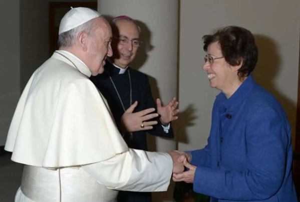 Giáo hoàng Francis trong lần gặp gỡ với bà Francesca Di Giovanni. (Nguồn: Vatican news)