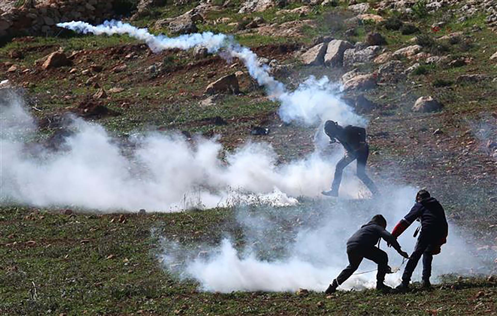 Người biểu tình Palestine xung đột với binh sỹ Israel tại làng Beit Dajan, khu Bờ Tây ngày 17/2. (Nguồn: Tân Hoa xã)