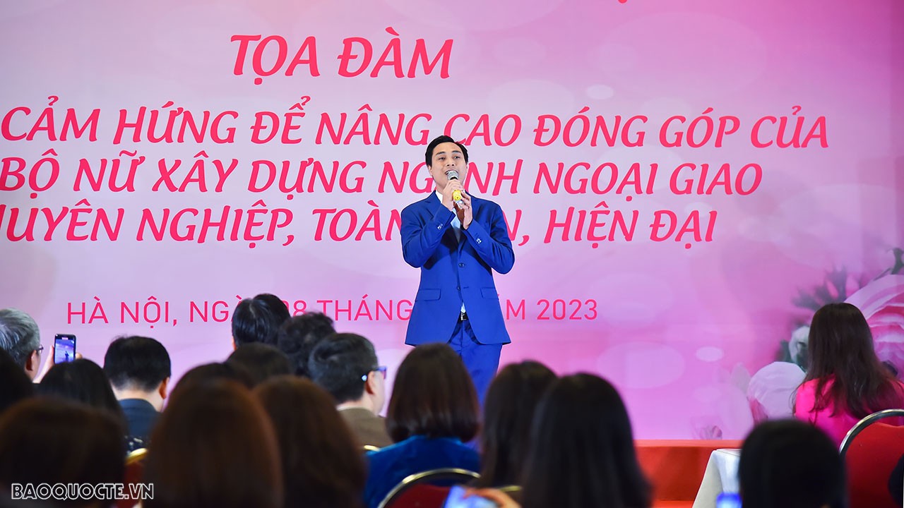 Nam ‘ca sĩ’ Vũ Thái Hà, Văn phòng Đảng ủy-Đoàn thể với bài hát “Lại gần bên anh”.