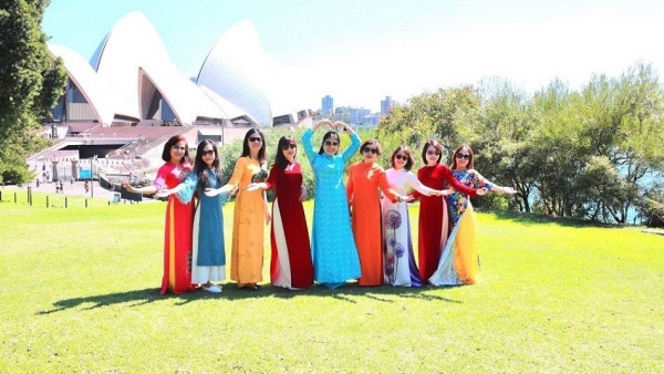 Chào mừng 113 năm Ngày quốc tế Phụ nữ: Khi tà áo dài tỏa sáng