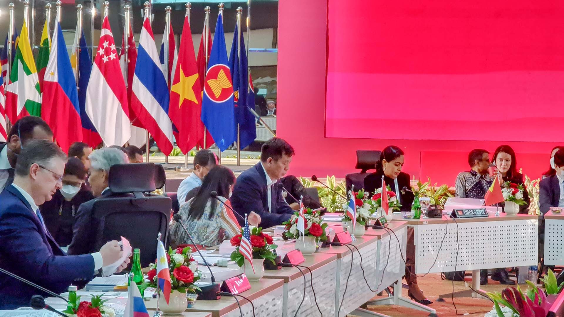 Đại sứ Vũ Hồ, Quyền Trưởng SOM ASEAN Việt Nam dẫn đầu đoàn Việt Nam tham dự chuỗi các cuộc họp.
