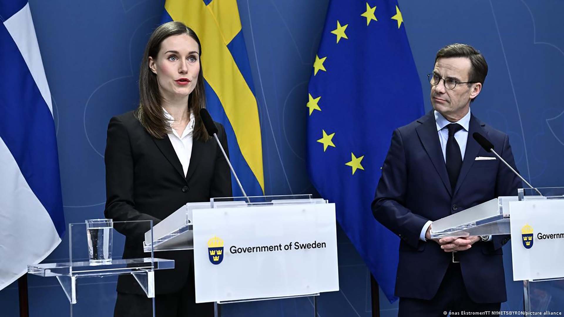 Thủ tướng Phần Lan Sanna Marin (trái) và người đồng cấp Thụy Điển Ulf Kristersson trong họp báo chung tại Stockholm ngày 2/2. (Nguồn: Picture Alliance)