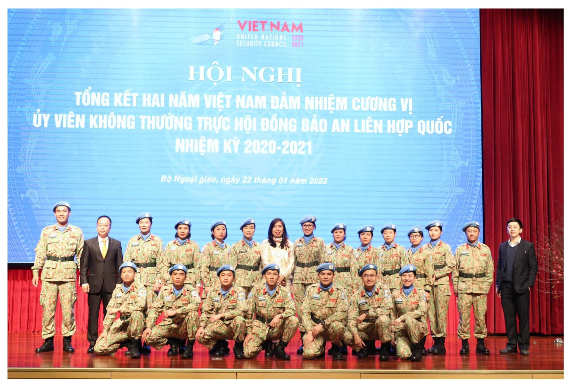 Phụ nữ ngoại giao: “Chất thép” trong “bông hồng đỏ”