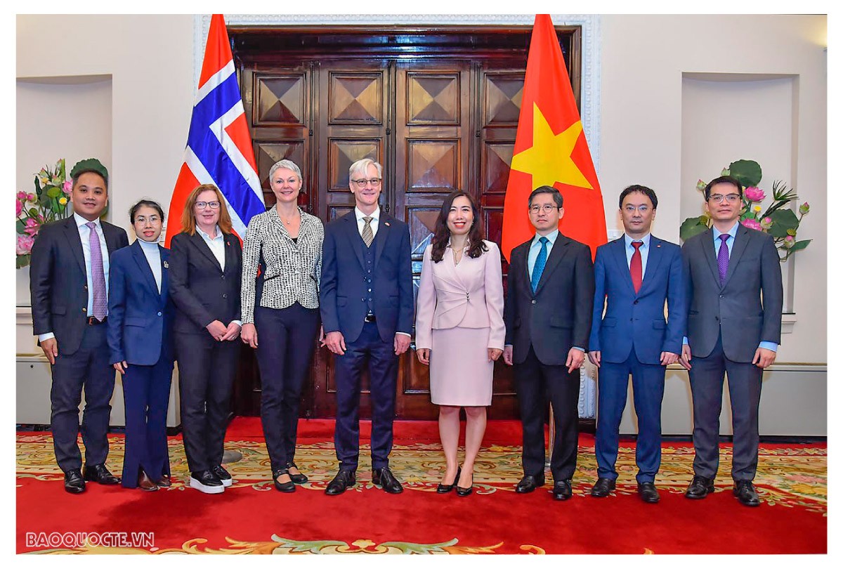 Phụ nữ ngoại giao: “Chất thép” trong “bông hồng đỏ”