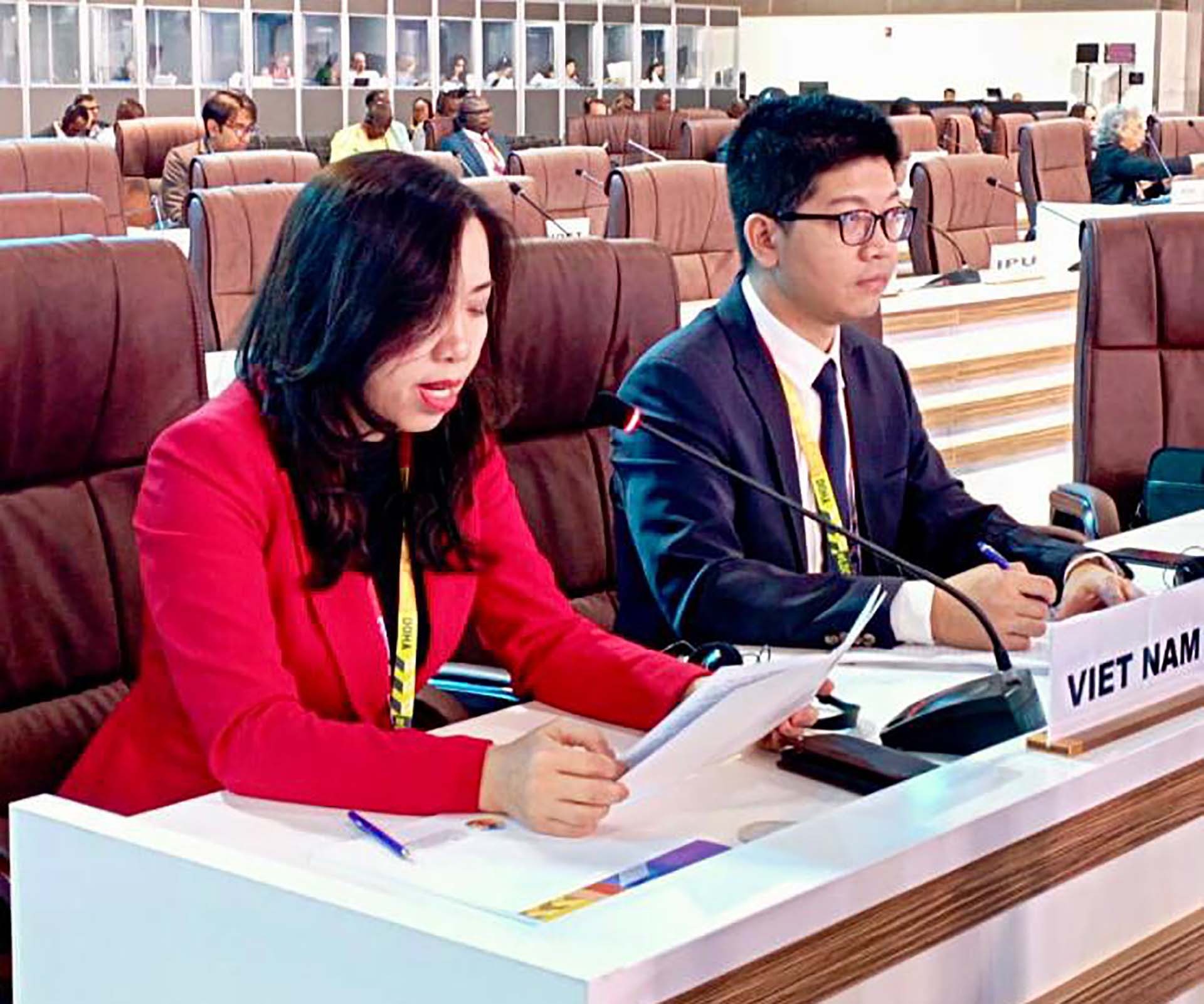 Thứ trưởng Ngoại giao Lê Thị Thu Hằng phát biểu tại Phiên chuyên đề về thương mại và hội nhập.