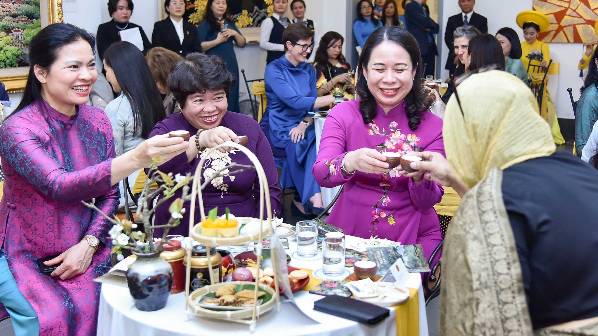 Phó Chủ tịch nước chủ trì tiệc trà mừng ngày quốc tế Phụ nữ cho các nhà ngoại giao nữ nước ngoài tại Việt Nam