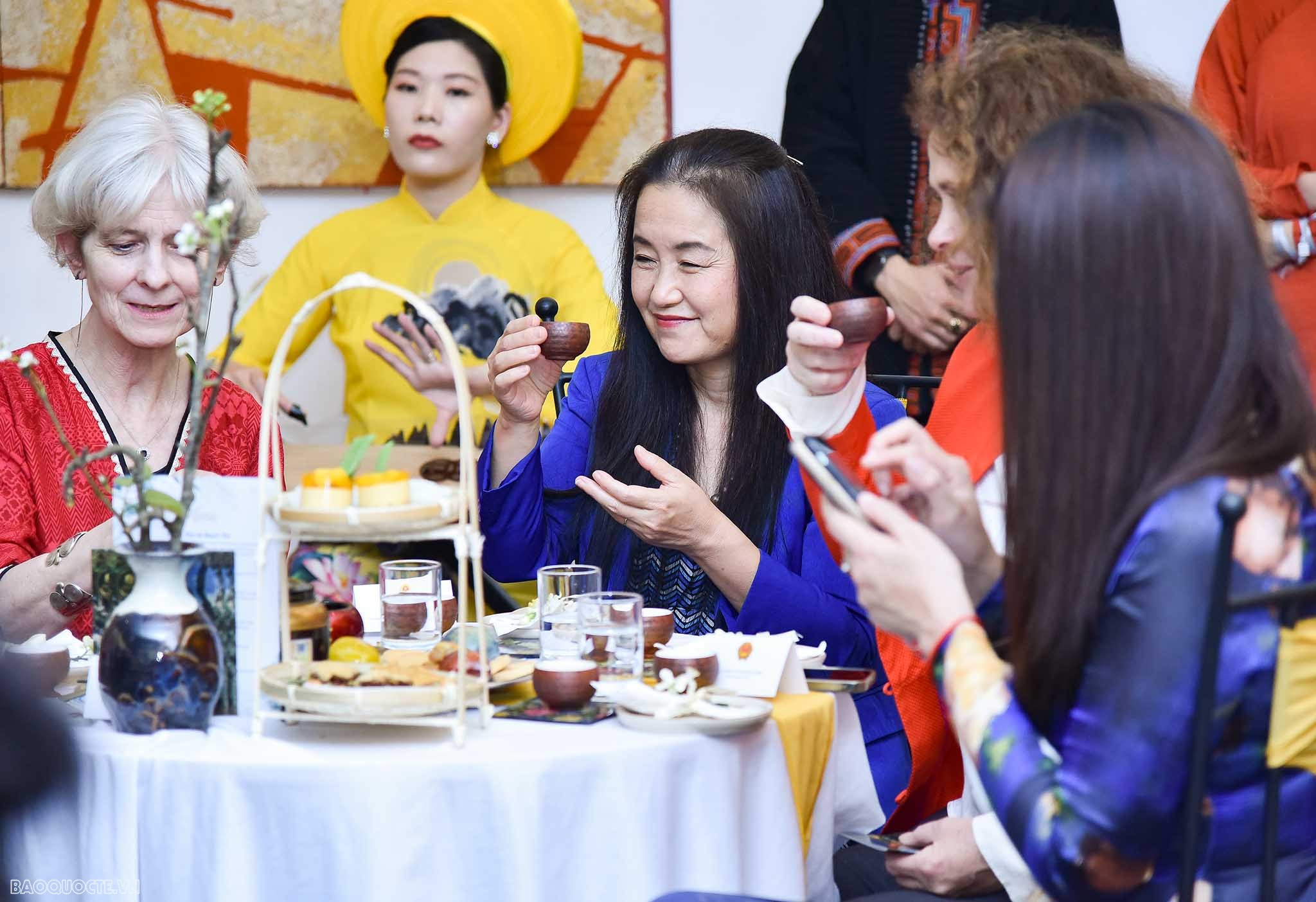 Phó Chủ tịch nước Võ Thị Ánh Xuân chủ trì tiệc trà mừng quốc tế Phụ nữ cho các nhà ngoại giao nữ nước ngoài