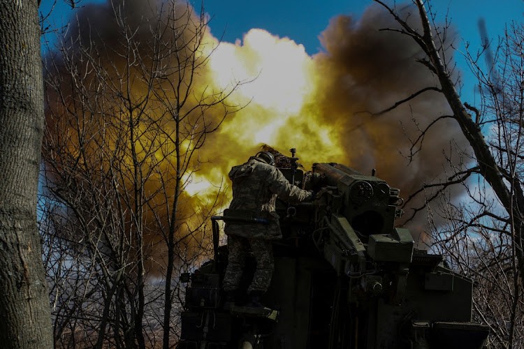 Quân nhân Ukraine bắn pháo tự hành 2S5 Giatsint-S về phía quân đội Nga bên ngoài thị trấn tiền tuyến Bakhmut ở vùng Donetsk, Ukraine, ngày 5 tháng 3 năm 2023. Ảnh: ANNA KUDRIAVTSEVA