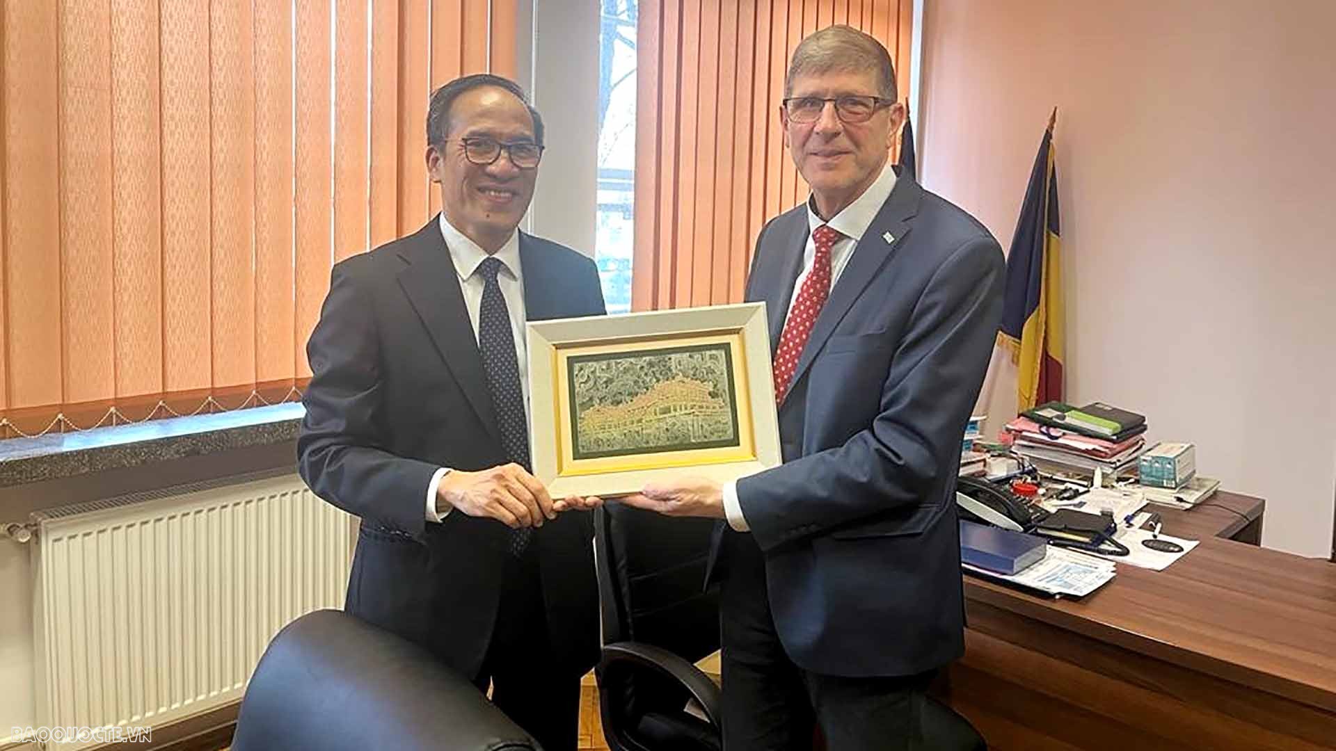 Đại sứ Đỗ Đức Thành làm việc với Giáo sư Radu Vacareanu, Hiệu trưởng Đại học Kỹ thuật xây dựng Bucharest. 