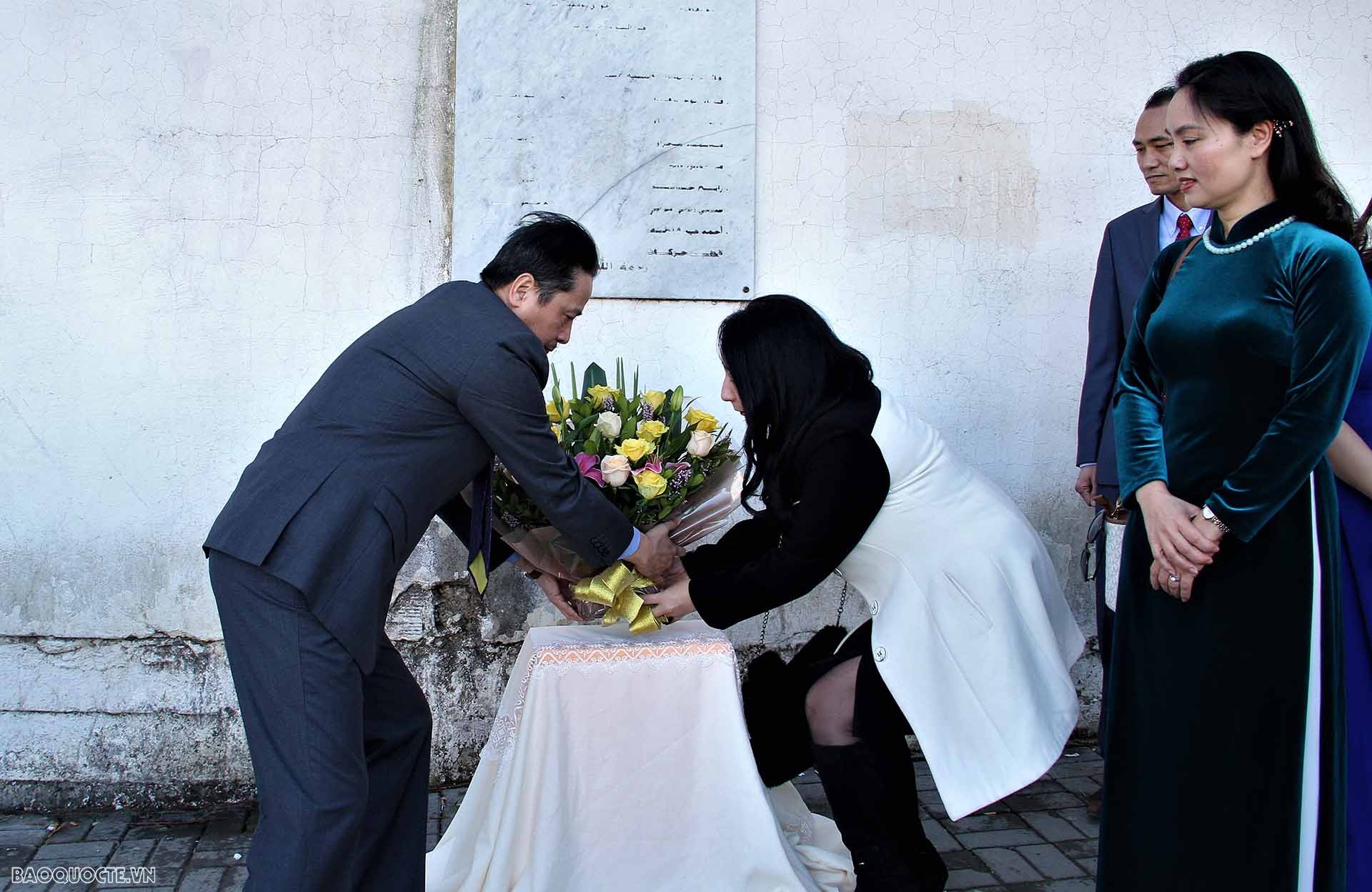 Đại sứ Nguyễn Thành Vinh dâng hoa tại bia tưởng niệm ở đường Nhà báo Việt Nam, thủ đô Algiers, Algeria.