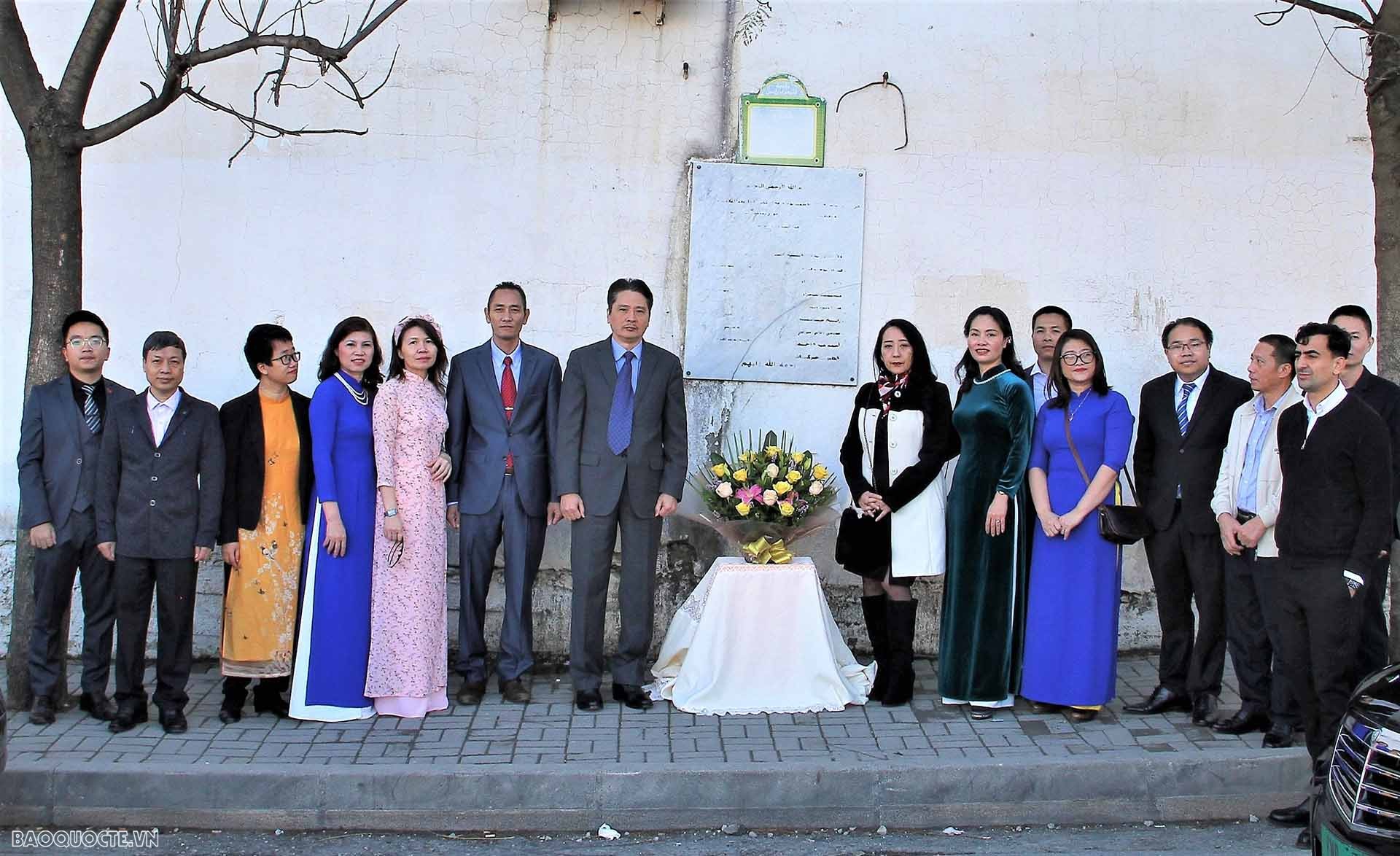 Tập thể cán bộ, nhân viên Đại sứ quán Việt Nam tại Algeria và đại diện chính quyền địa phương, đại diện Ban liên lạc lâm thời hội người Việt Nam tại Algeria dâng hoa tưởng niệm các nhà báo Algeria hy sinh ở Việt Nam năm 1974.