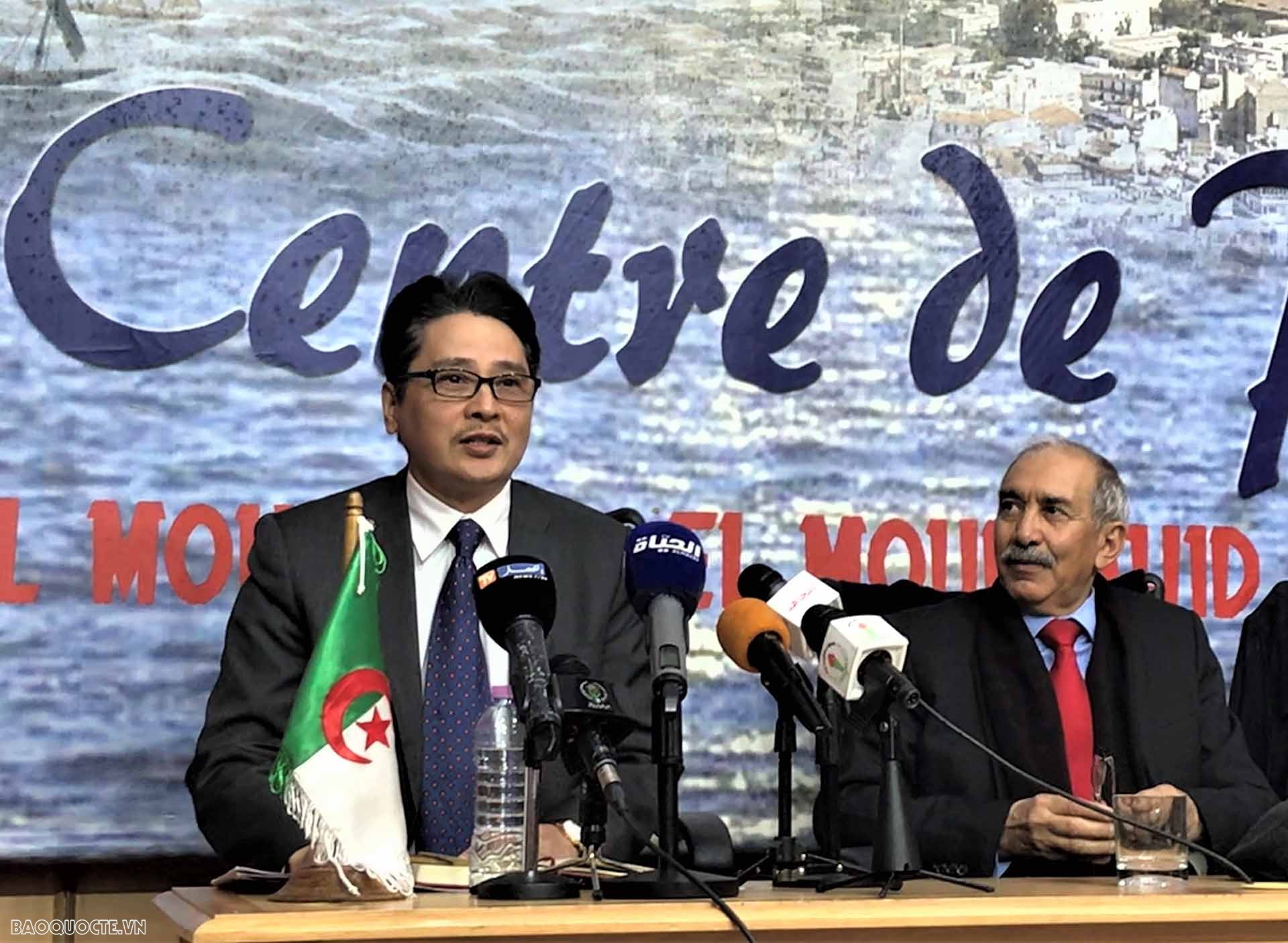 Đại sứ Nguyễn Thành Vinh tham dự “Diễn đàn tưởng nhớ các nhà báo liệt sĩ trong vụ rơi máy bay ở Việt Nam năm 1974” do nhật báo quốc gia Algeria El Moudjahid tổ chức.