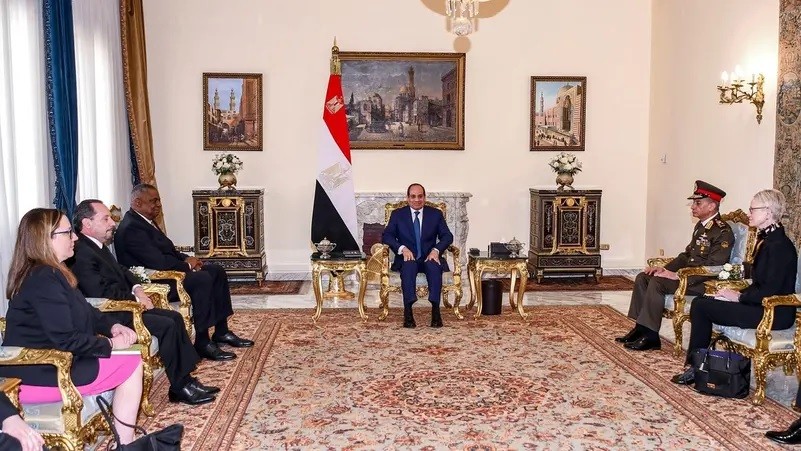 Tổng thống Ai Cập Abdel Fattah al-Sisi (giữa) và Bộ trưởng Quốc phòng Mohamed Zaki (thứ 2 từ phải sang) gặp Bộ trưởng Quốc phòng Hoa Kỳ Lloyd Austin (thứ 3 từ trái sang) và phái đoàn tháp tùng của ông tại dinh tổng thống ở Cairo ngày 8 tháng 3 năm 2023. AFP