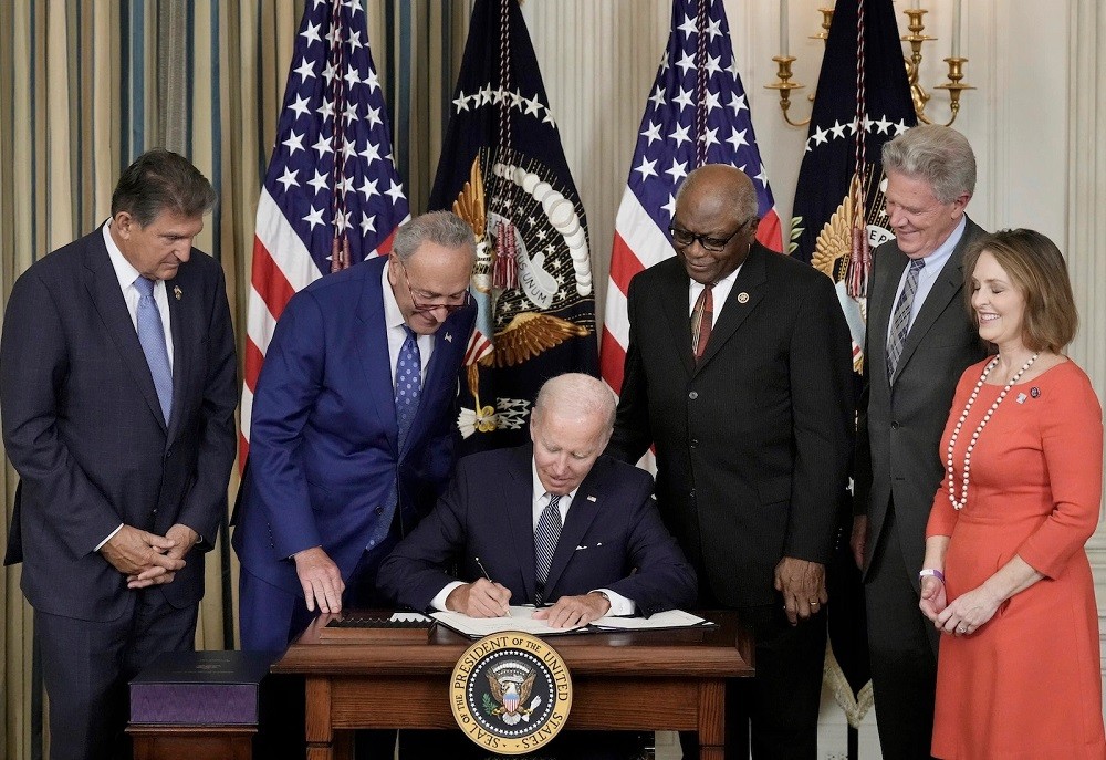 (03.09) Tổng thống Mỹ Joe Biden ký Đạo luật Giảm lạm phát ngày 16/8/2022. (Nguồn: Getty Images)