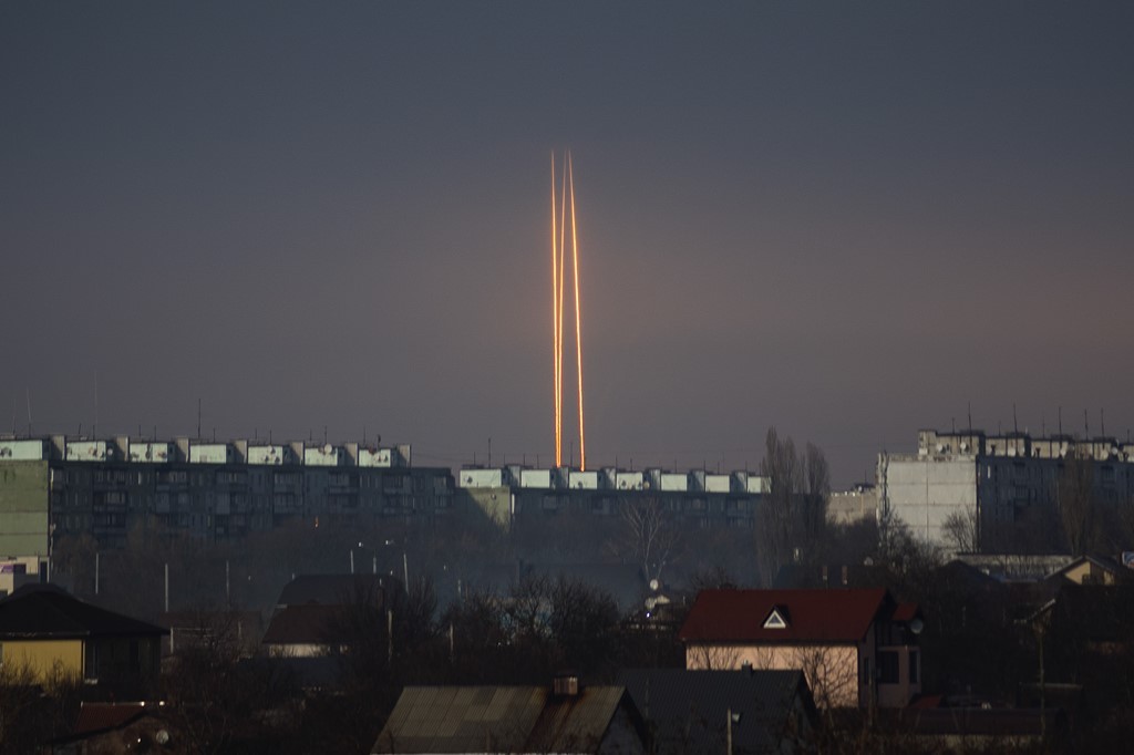 Ba tên lửa của Nga được phóng vào Ukraine từ vùng Belgorod của Nga được nhìn thấy vào lúc bình minh ở Kharkiv, Ukraine, Thứ Năm, ngày 9 tháng 3 năm 2023