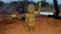 Australia phát hiện tượng Phật cổ bằng đồng của Trung Quốc trên bãi biển