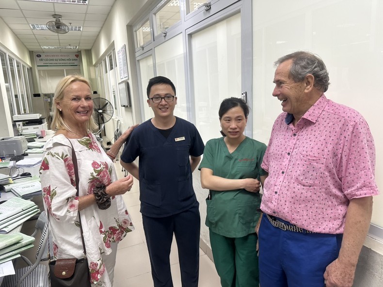 British COVID-19 patients return and thank Vietnamese doctors