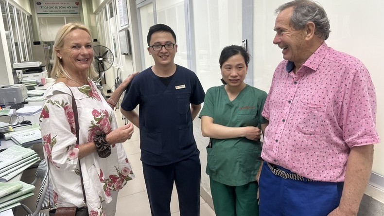 British COVID-19 patients return and thank Vietnamese doctors