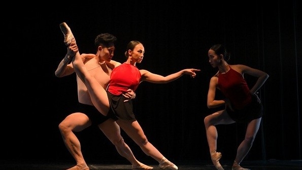 Sự kết hợp độc đáo giữa nghệ thuật múa ballet và tranh dân gian Đông Hồ