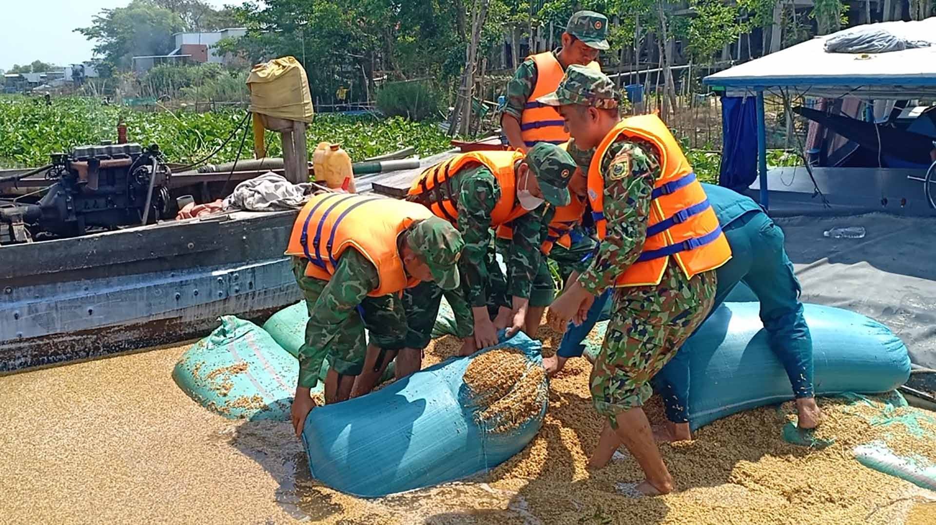 Bộ đội Biên phòng An Giang kịp thời cứu nạn 1 ghe chở lúa bị chìm. (Ảnh: Chiến Khu)