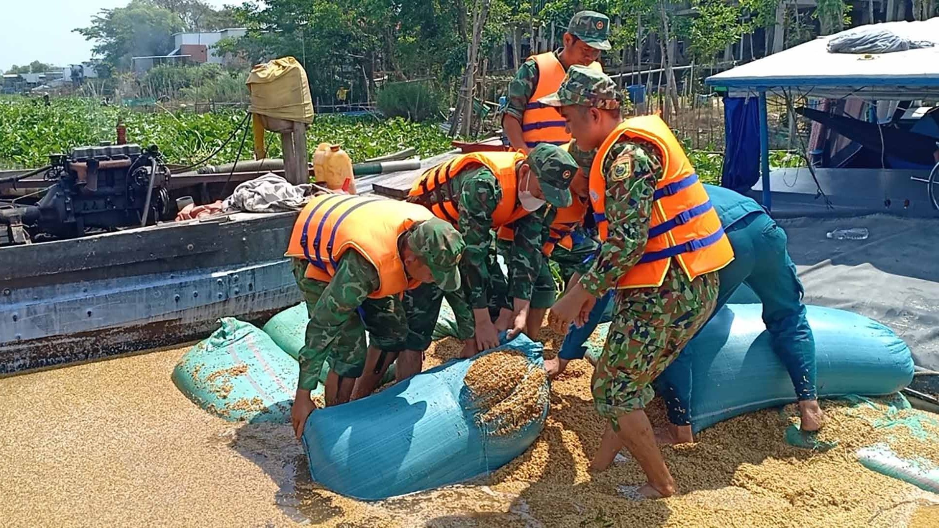 Bộ đội Biên phòng An Giang kịp thời cứu nạn 1 ghe chở lúa bị chìm