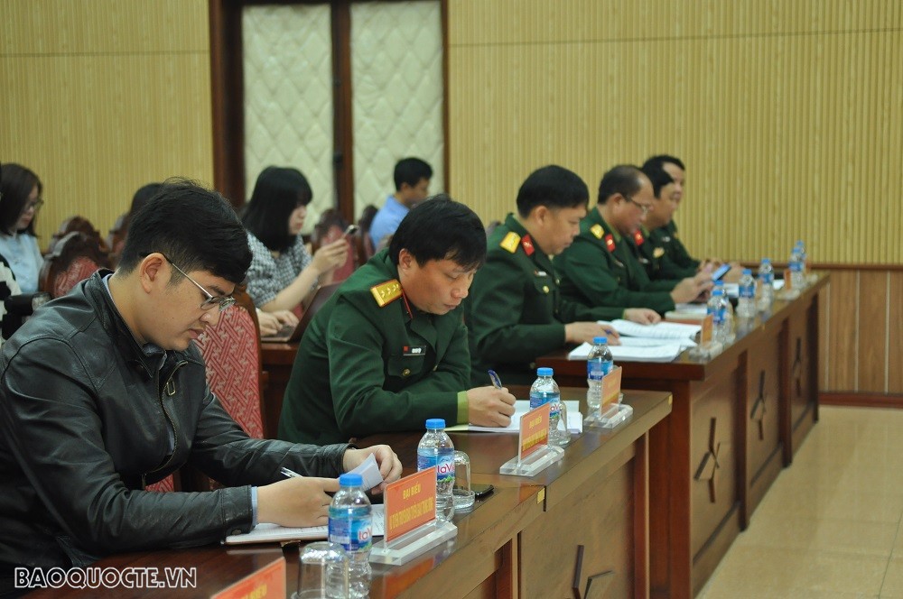 (03.10) Các đại biểu, phóng viên tham khảo tài liệu về Hội thảo. (Ảnh: Minh Quân)