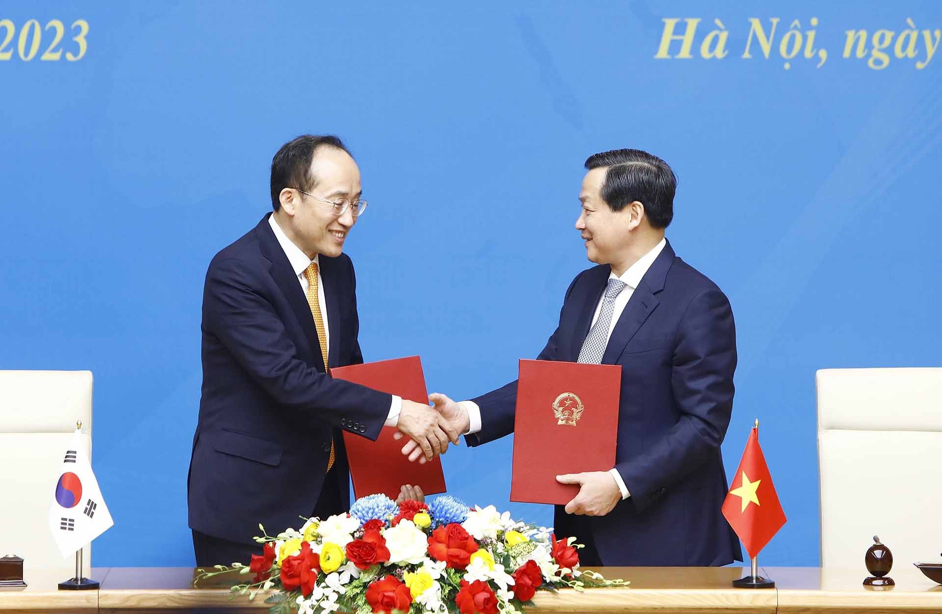 Phó Thủ tướng Lê Minh Khái và Phó Thủ tướng Hàn Quốc Choo Kyung-ho ký Biên bản cuộc họp. (Nguồn: TTXVN)