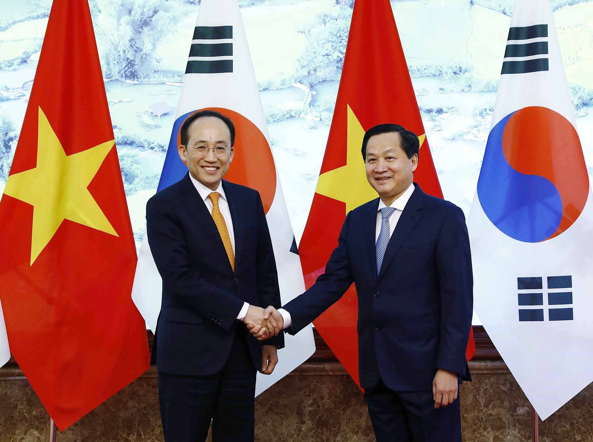 Phó Thủ tướng Lê Minh Khái đón Phó Thủ tướng Hàn Quốc Choo Kyung-ho. (Nguồn: TTXVN)
