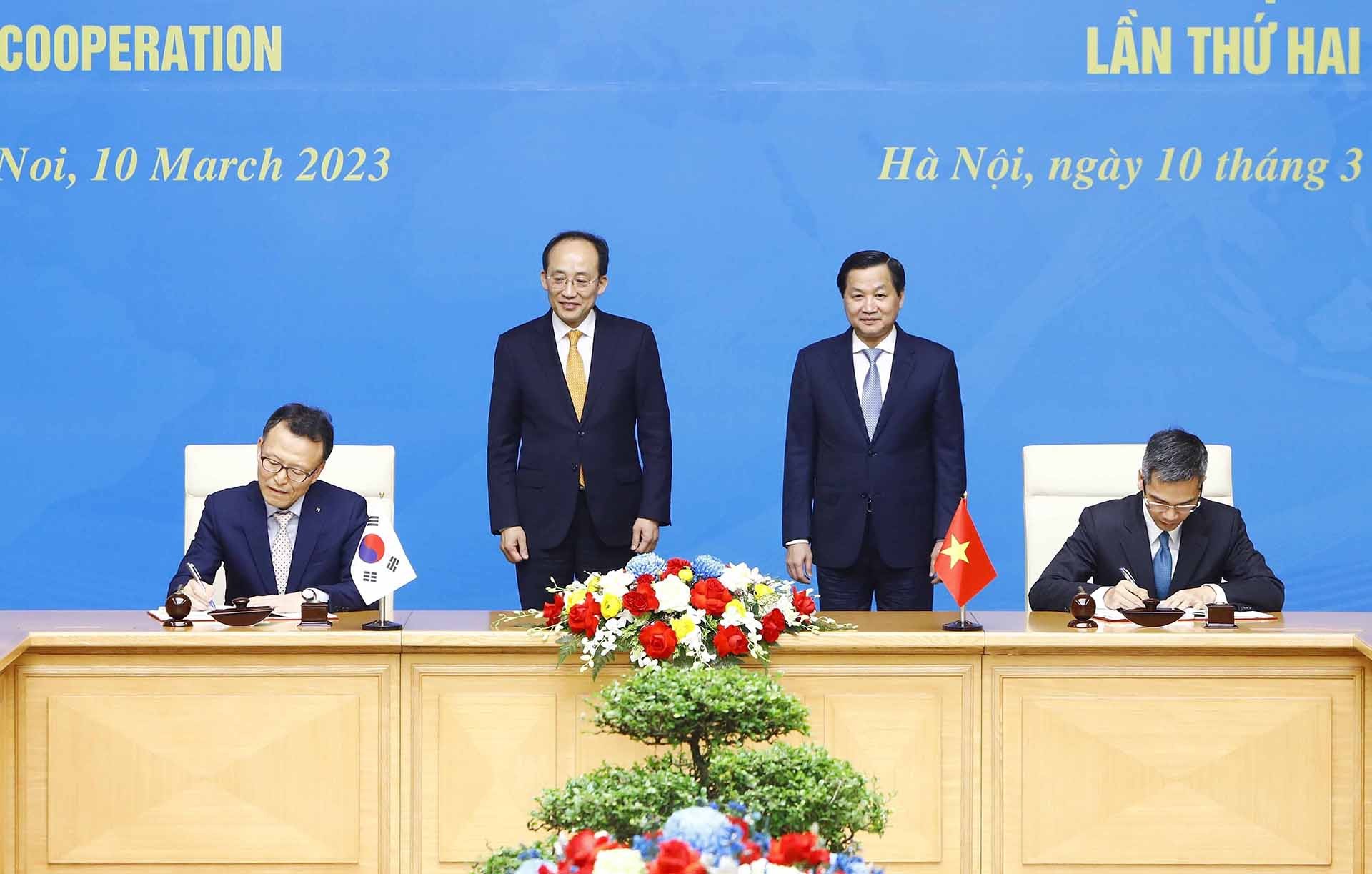 Phó Thủ tướng Lê Minh Khái và Phó Thủ tướng Hàn Quốc Choo Kyung-ho chứng kiến lễ ký Thỏa thuận vay dự án Cải tạo khu gian Hòa Duyệt - Thanh Luyện, tuyến đường sắt Hà Nội - TP. Hồ Chí Minh. (Nguồn: TTXVN)