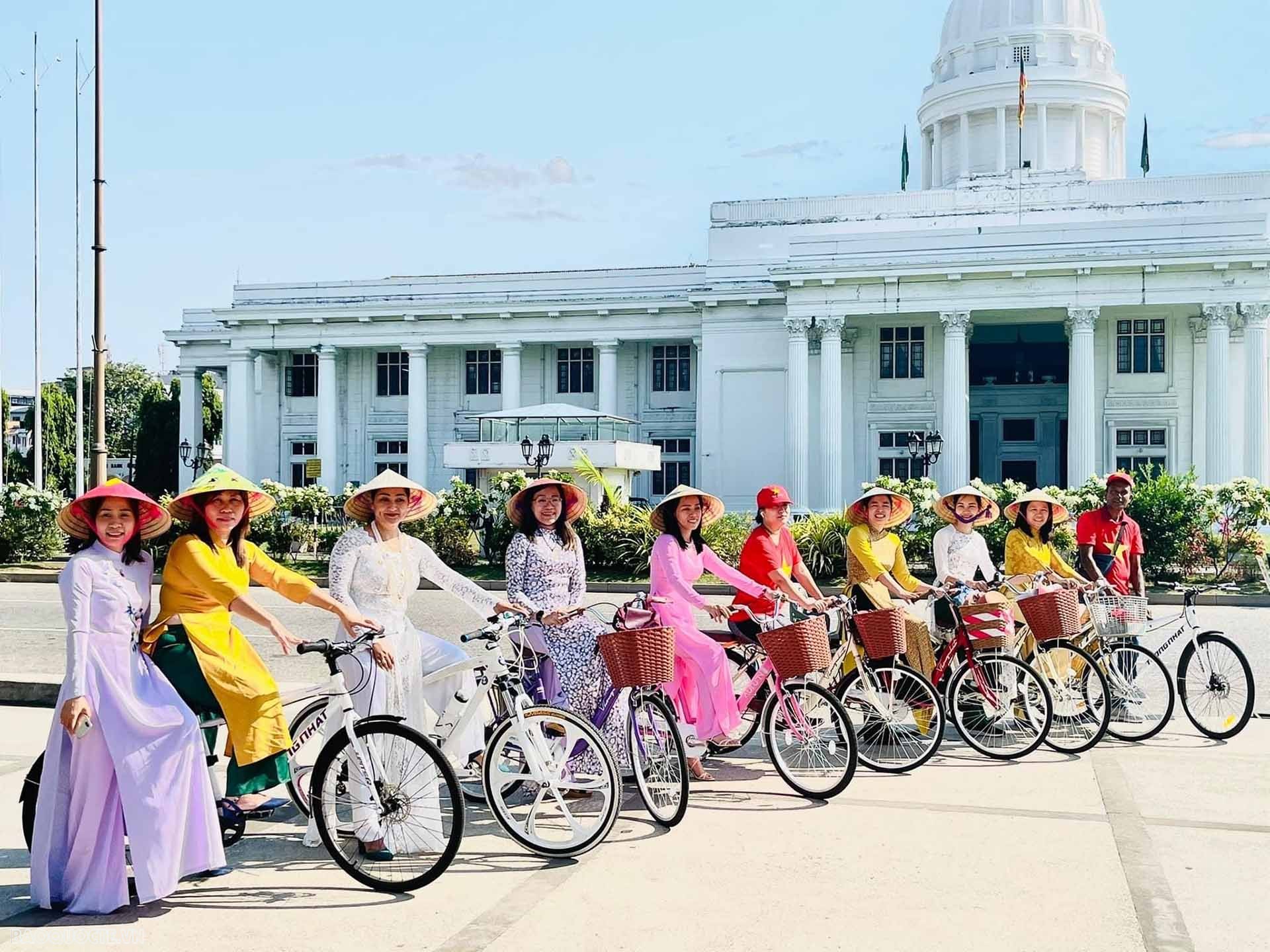 Đại sứ Hồ Thị Thanh Trúc chụp ảnh cùng các chị em tham gia sự kiện trước Tòa thị chính Colombo.