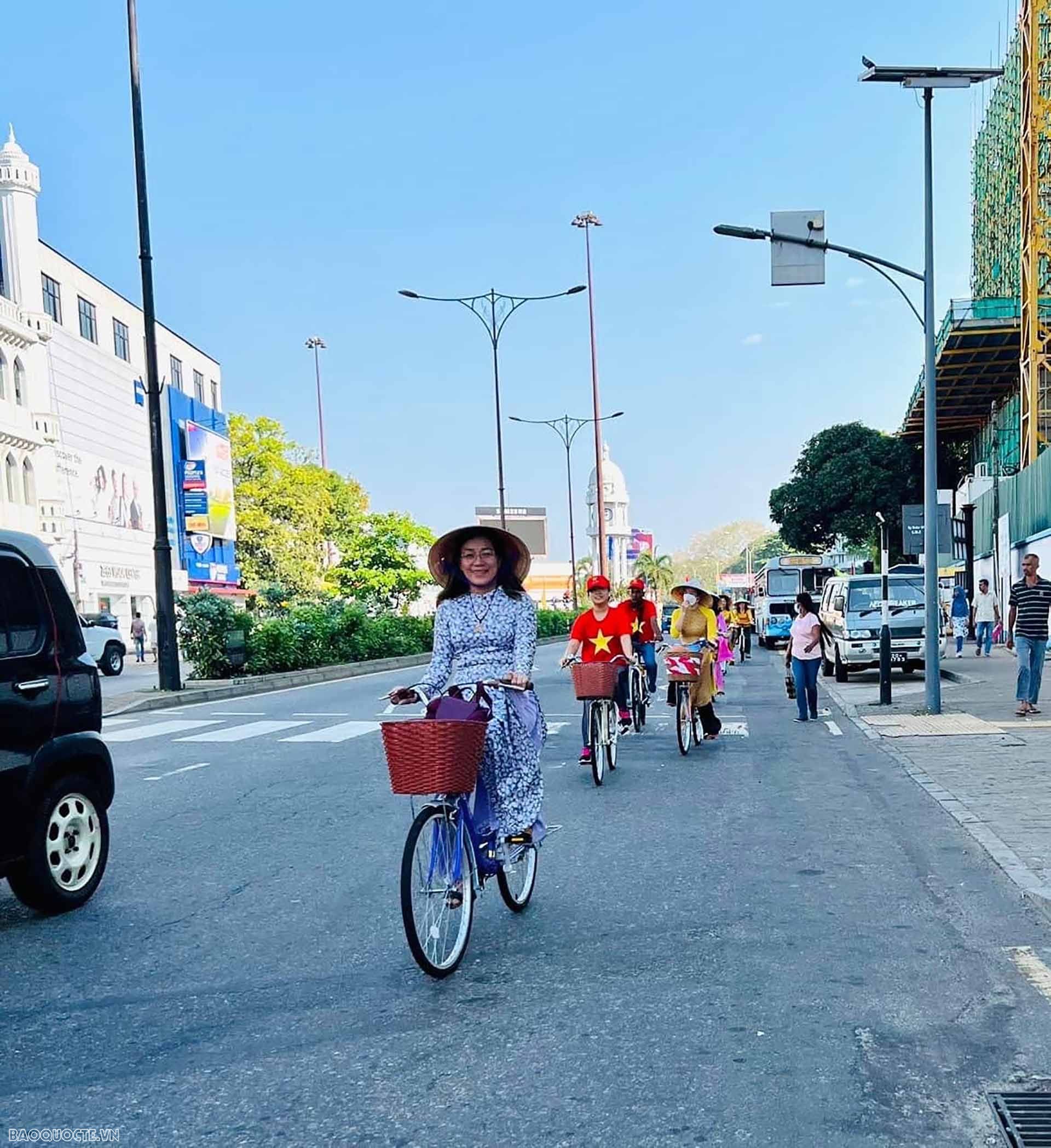 Áo dài, nón lá trên đường phố Colombo.