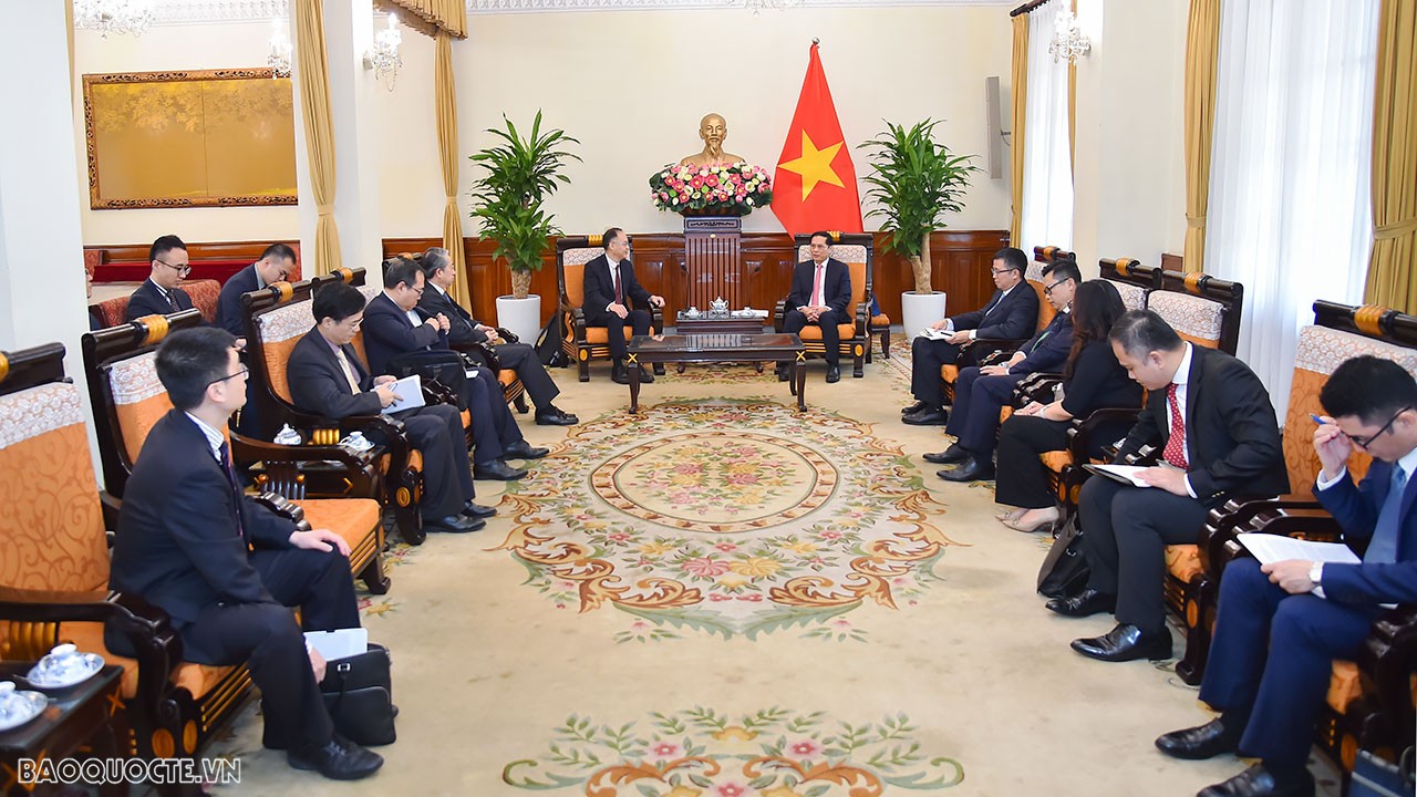 Ngày 10/3, tại Trụ sở Bộ, Bộ trưởng Bộ Ngoại giao Bùi Thanh Sơn đã tiếp đồng chí Nông Dung, Trợ lý Bộ trưởng Bộ Ngoại giao Trung Quốc. (Ảnh: Tuấn Anh)