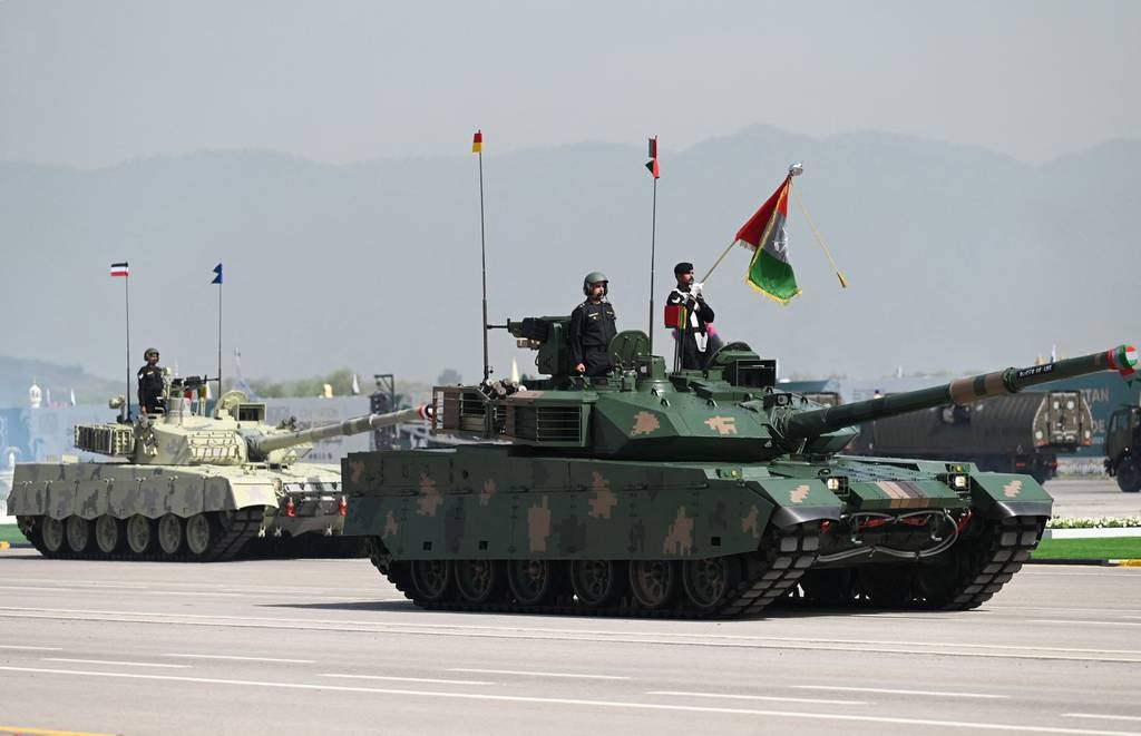 (03.12) Báo Ấn Độ cho rằng Pakistan đã đề nghị gửi xe tăng T80-UD tới Ukraine. (Nguồn: AFP)