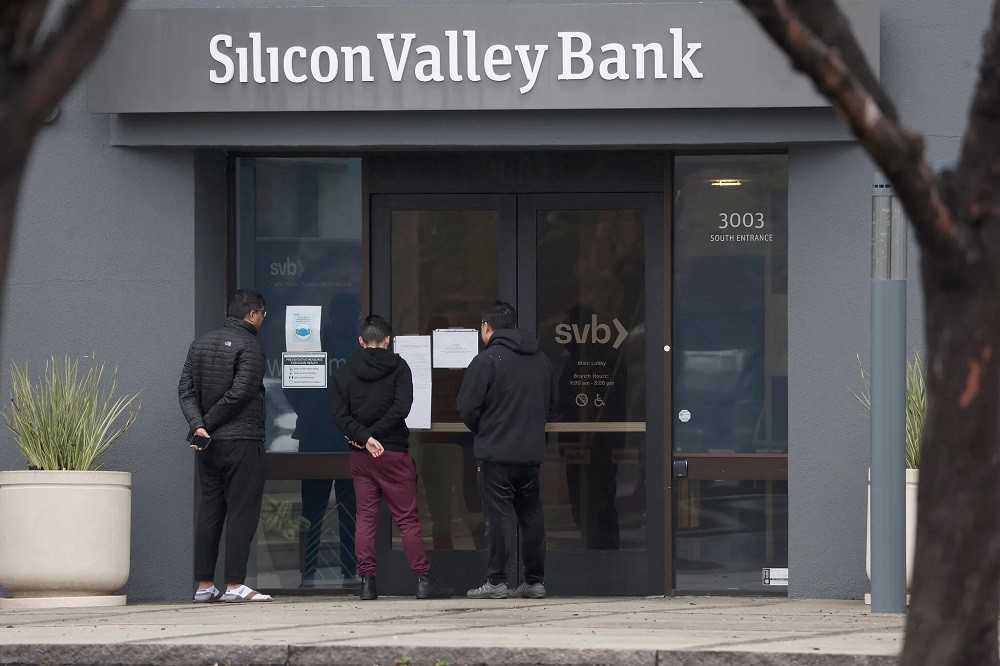 (03.12) SVB, ngân hàng lớn thứ 16 của nước Mỹ, đã bất ngờ sụp đổ chỉ sau chưa đầy 48 tiếng. (Nguồn: Getty Images)