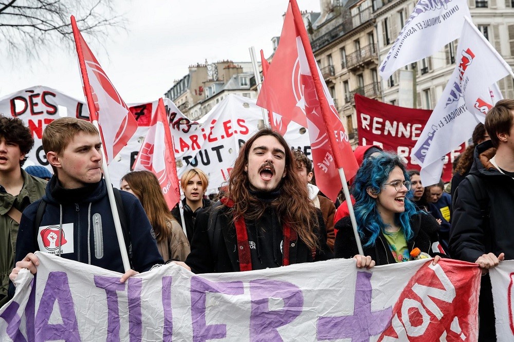 (03.12) Hàng trăm nghìn người đã xuống đường biểu tình để phản đối dự luật về cải tổ hưu trí tại Paris, Pháp ngày 11/3. (Nguồn: EFE)