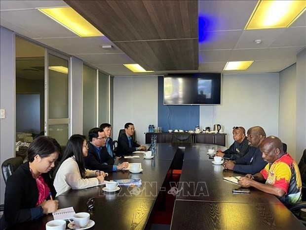 t the working session between the VGCL delegation and President of the WFTU Mzwandile Michael Makwayiba in Johannesburg. (Photo: VNA)