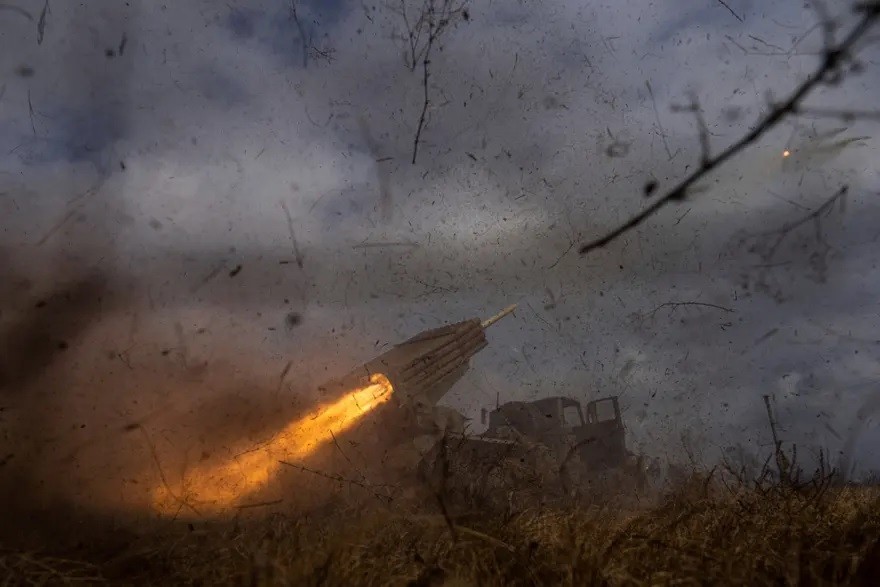 Ảnh ấn tượng tuần (6-12/3): Ukraine bắn ‘cơn mưa đá lửa’ BM-21 Grad, Bộ trưởng Quốc phòng Nga bất ngờ thị sát Mariupol, Công nương Anh tập trận